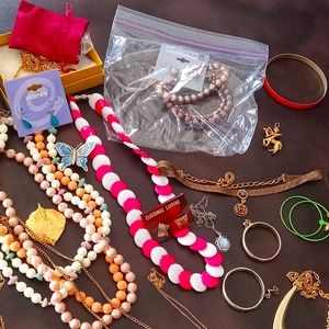 Vintage to now Jewlery lot.. Lot#2